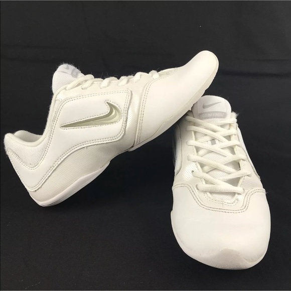 nike Shoes - Nike sideline II cheerleading snickers Size 6
